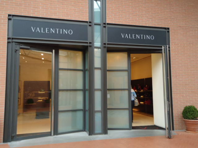 Prada, Gucci e Valentino com desconto? Os melhores outlets de luxo ficam na  Toscana!