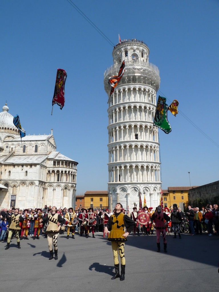 Capodanno Pisano. Sbandieratori al Duomo a.(14)