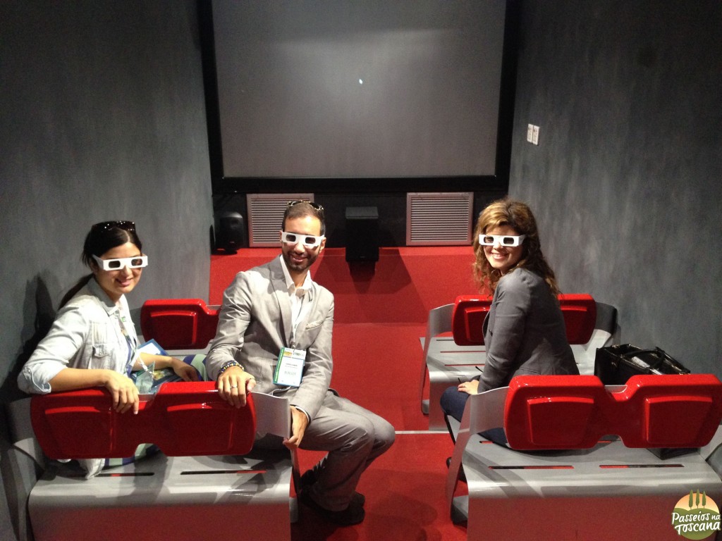 Roberta, Federico e eu conhecendo os novos trens da Trenitalia em 3D