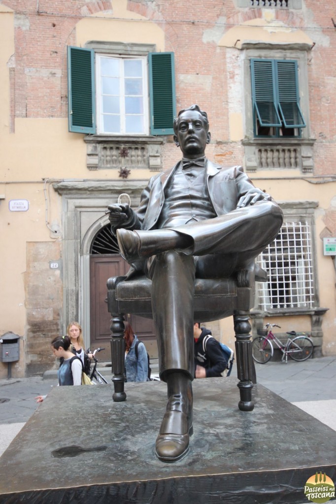 Estátua de Giacomo Puccini