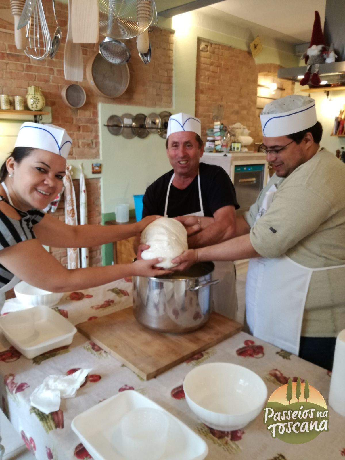 Tour Enogastronômico Cortona e Montepulciano - aprendendo a fazer queijos!