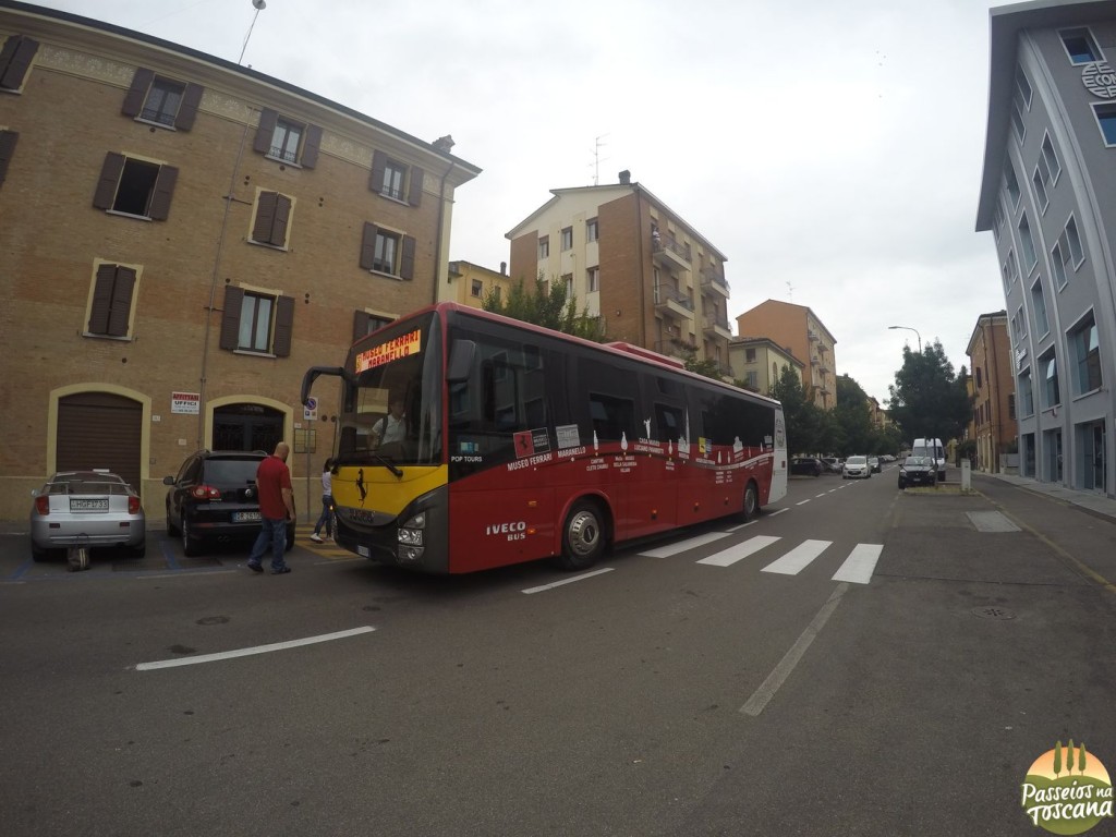 ônibus do Discover Pavarotti .and Ferrari Land