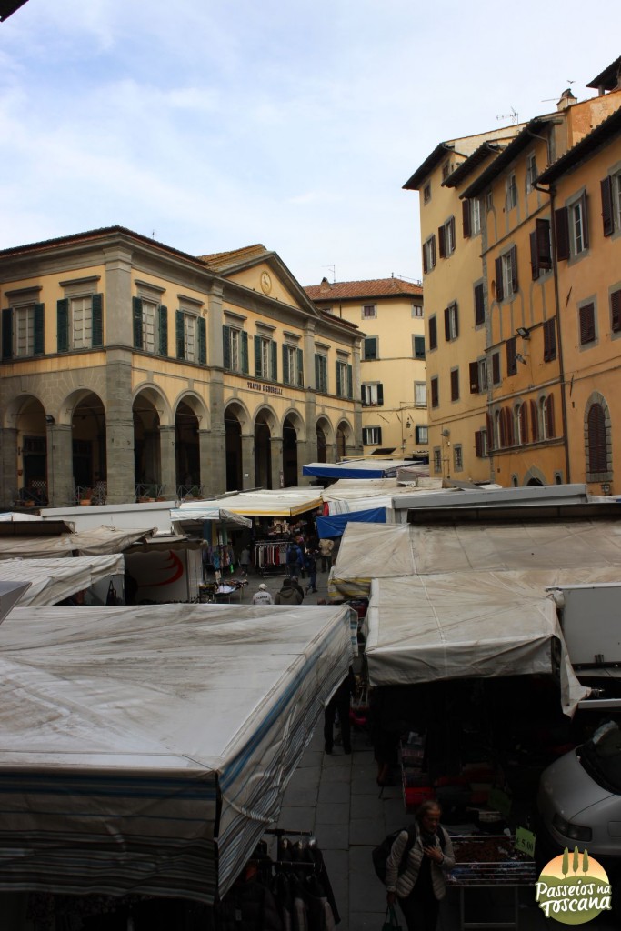 Piazza Signorili em dia de feira, que é todo sábado.