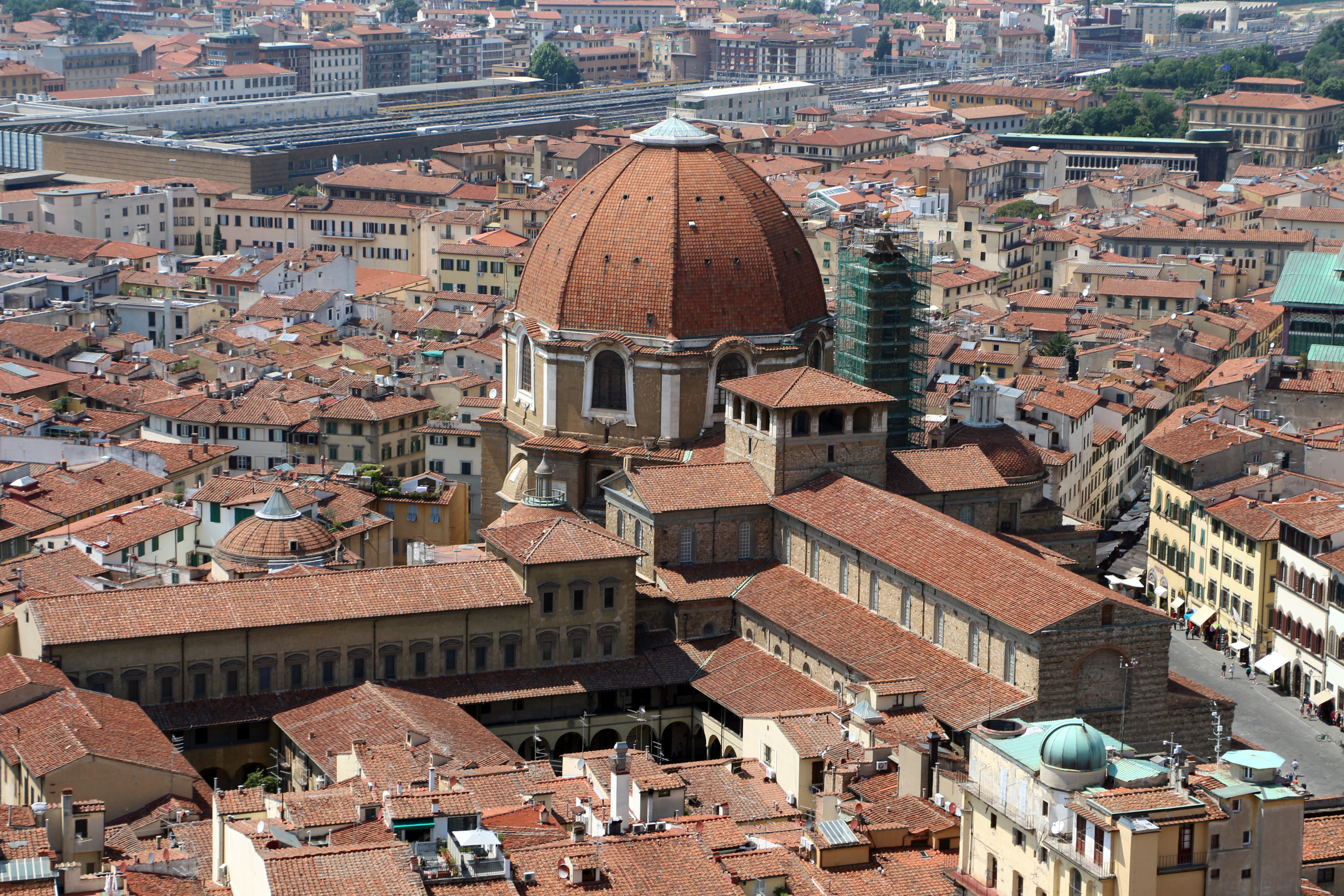 vitsa do alto da Basilica. A cúpula alta é da Capela dos Medice, atrás da Basilica. Foto: Wikipedia Commons