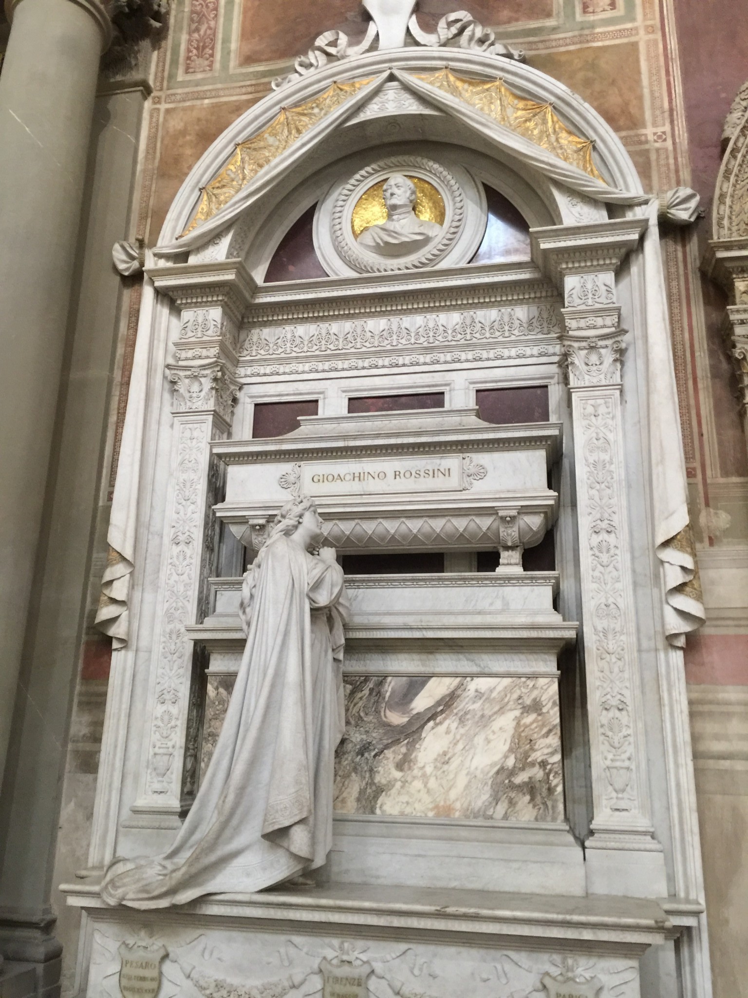 túmulo do compositor de ópera Gioachino Rossini
