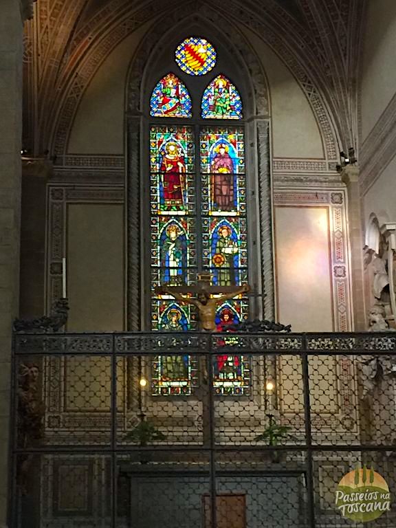 detalhe dos vitrais e no centro o Crucifixo de Donatello.