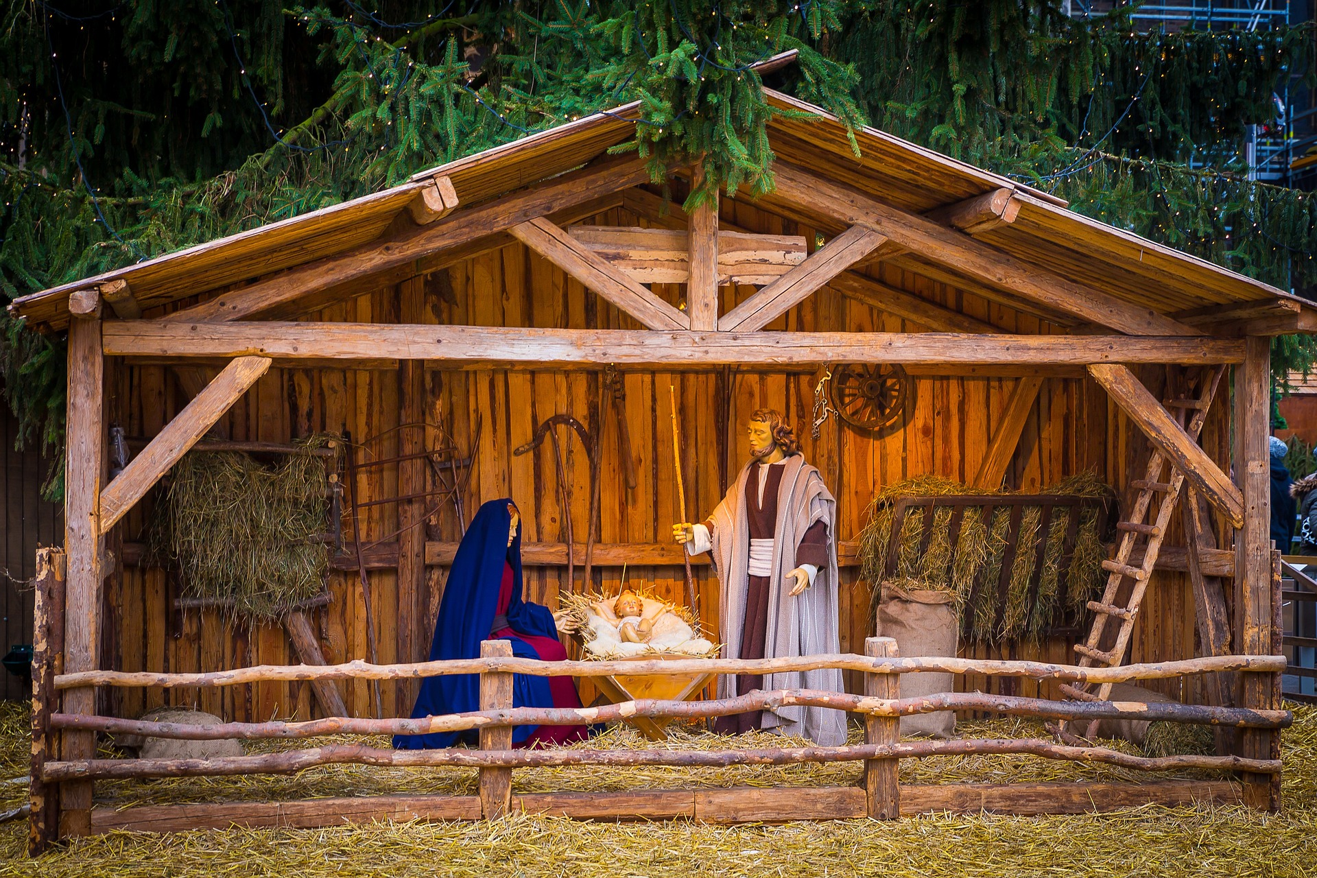 Presépio com peças em tamanho natural é aberto para visitação no Cristo Rei